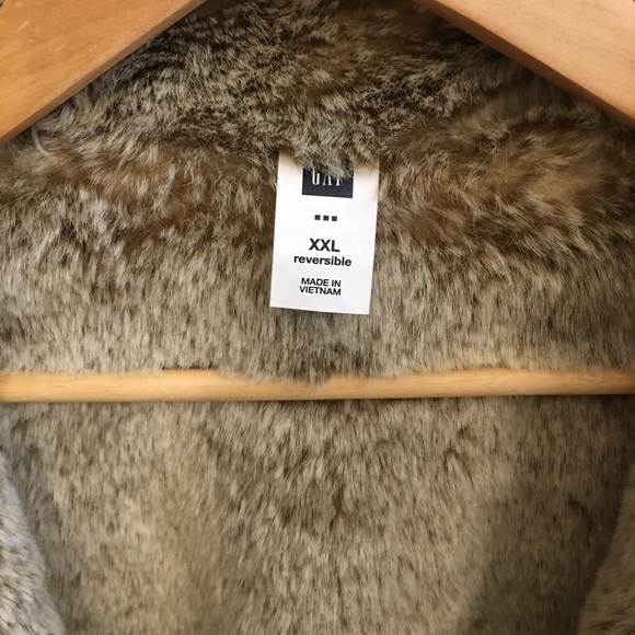 GAP Reversible Faux Fur Vest - Picture 4 of 5
